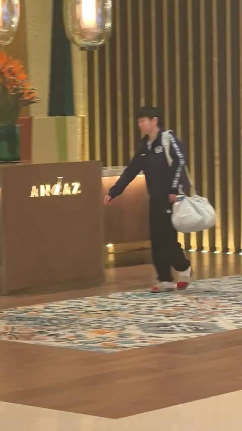 04.02 孙颖莎穿着拖鞋出发上训