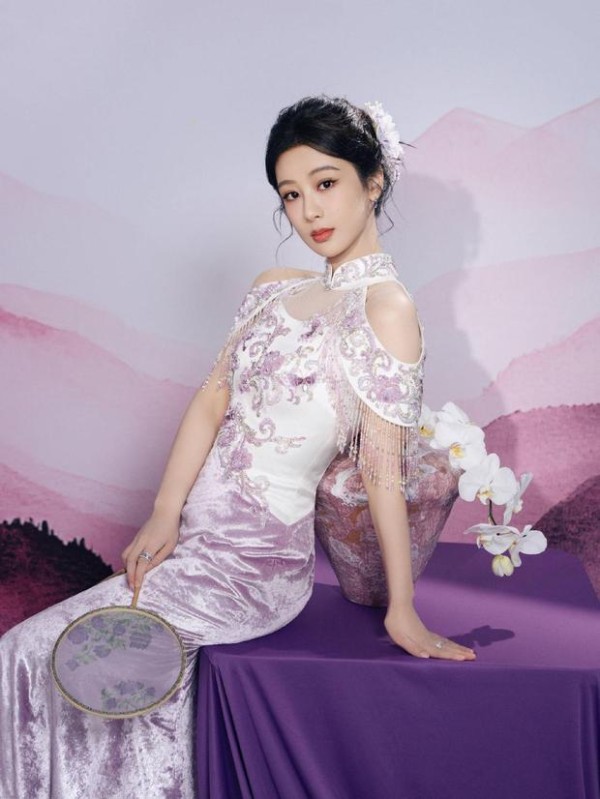 杨紫身姿曼妙，曲线迷人。