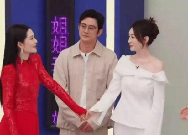 谢娜李小冉节目上一直拉手，打破不和传言，好姐妹一辈子