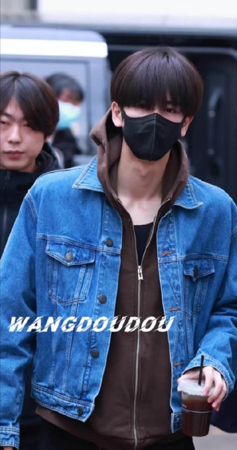 又上个了早九班，顺毛凌赫困困的 抖一抖顺毛，清醒一下