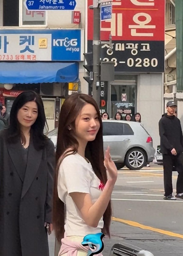 网友偶遇张元英下班路透，质疑下巴跟之前不一样了，引发热议