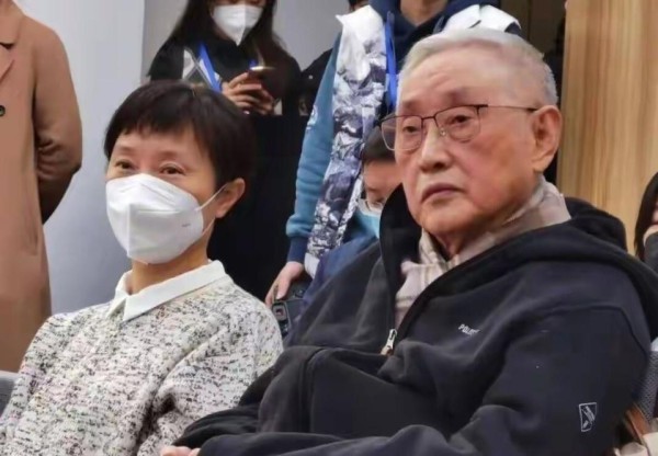 53岁吴越现身佛山饭馆，素颜低调没架子，用盆喝粥泡油条很真实