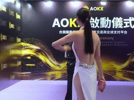 毛毛姐与吴丹联袂登场，超模冠军组合闪耀登场！原视频