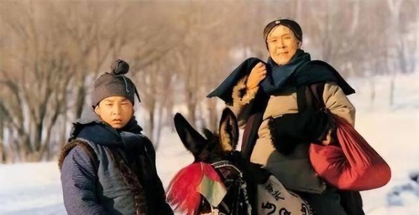 贾母喝剩半杯茶，给刘姥姥品尝，75岁的她一饮而尽，却喝出了尊严