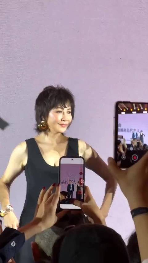 刘嘉玲出席活动状态佳，医美痕迹引关注