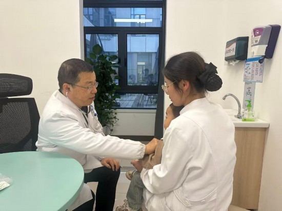 南昌大学第一附属医院儿科主任陈晓(左一)正在接诊。受访者供图