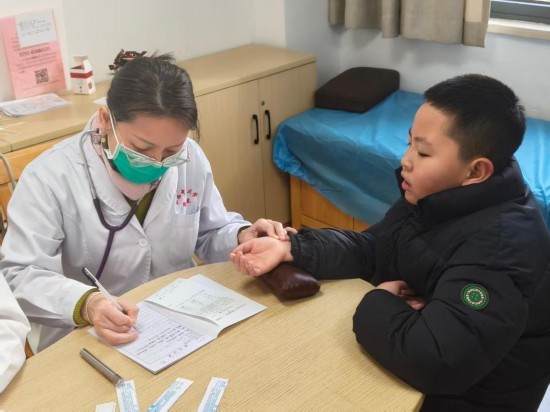 江西中医药大学临床医学院副院长、附属医院儿科负责人刘英(左)正在接诊。受访者供图