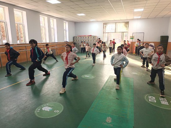 内蒙古自治区呼和浩特市新华小学车站校区,学生在室内开展体育活动。受访单位供图