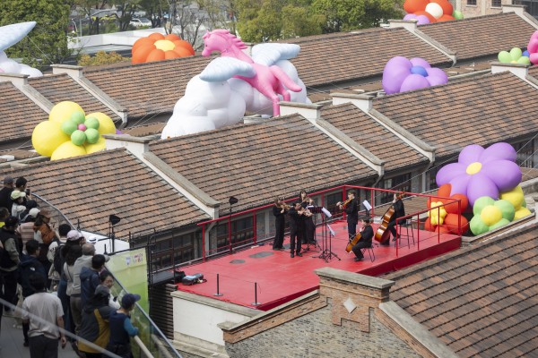 上海：百年弄堂屋顶奏响春日乐章