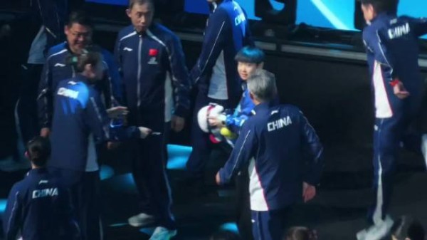 邱贻可扶孙颖莎下台阶,马琳助何卓佳稳身形