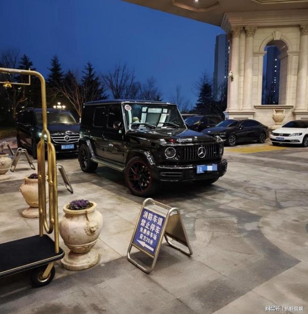 王宝强与女友现身青岛被偶遇，女友好高，穿平底鞋比王宝强高一头