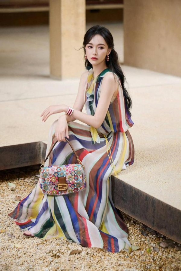 唐嫣纱裙造型温柔动人。