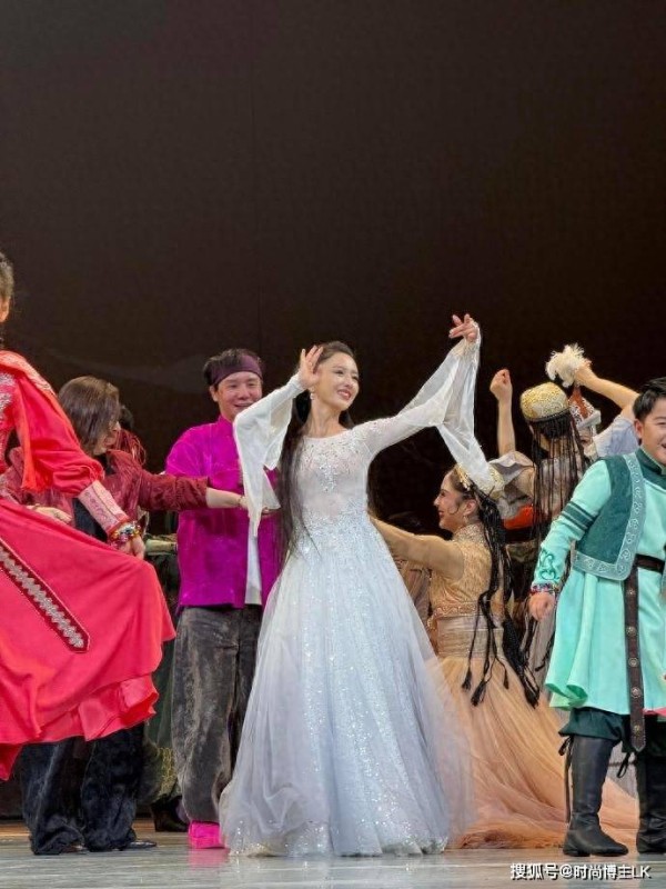 有钱人也很“卷”啊！佟丽娅台上台下两个样子