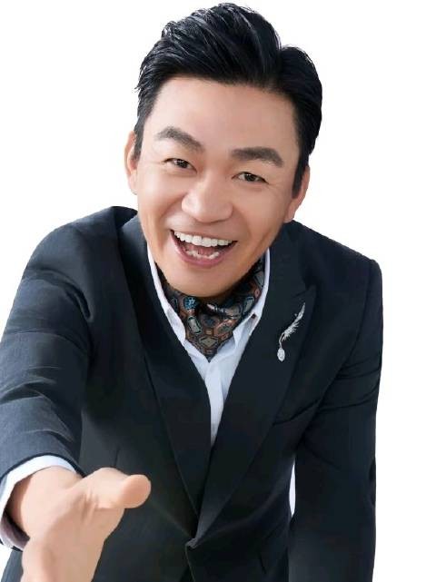 王宝强携高挑漂亮女友回山东老家