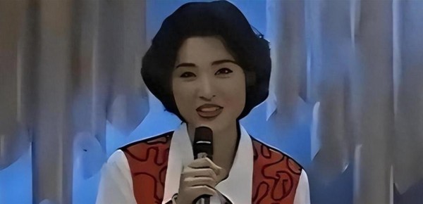 她抛弃前夫再嫁百亿富豪，从央视辞职8年，今56岁要演电视剧