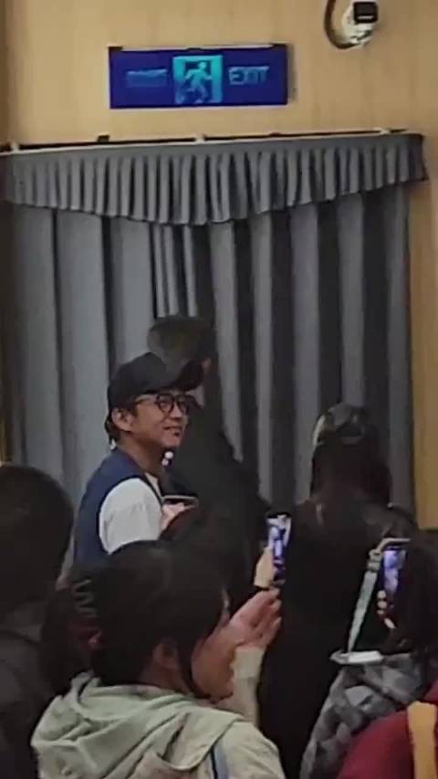 我去,网友偶遇angelababy和超哥去看陈赫话剧了,能不能等到一个共创