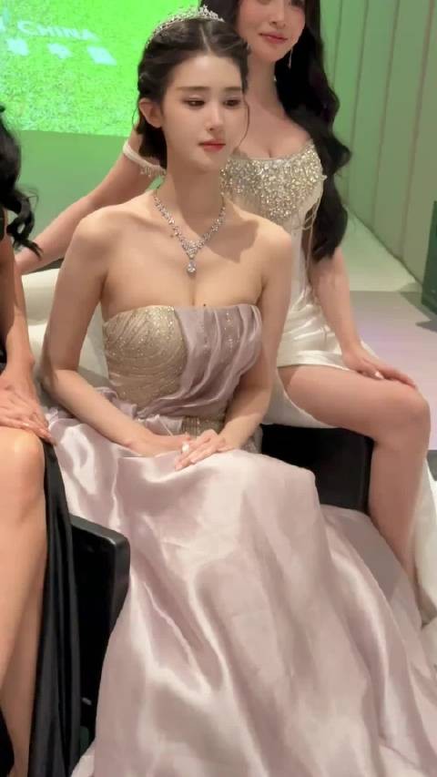 果然是世界小姐选美冠军，两人的气质和颜值差别一下就出来咯