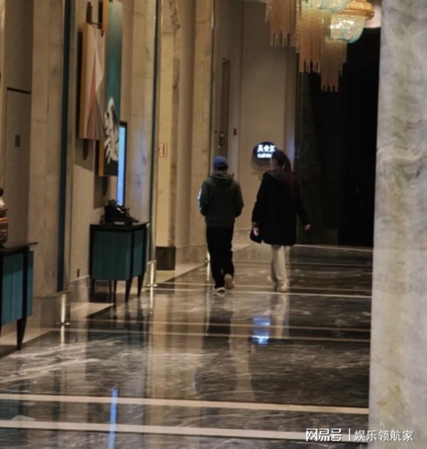 王宝强带女友青岛度假,冯清开大G气场全开,身高差真像小娇夫?