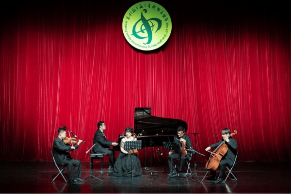 历经三十年岁月沉淀，他们让钢琴经典旋律与深厚同窗情谊在舞台上交融