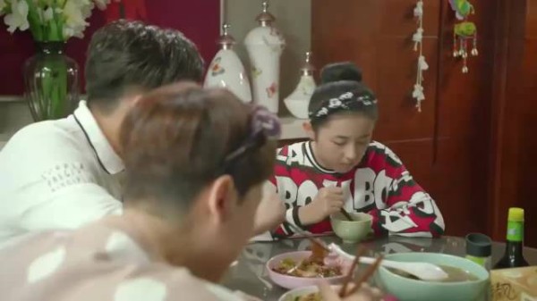 小别离:方圆辛苦做饭,朵朵却莫名发脾气:我不吃!摔筷子走人