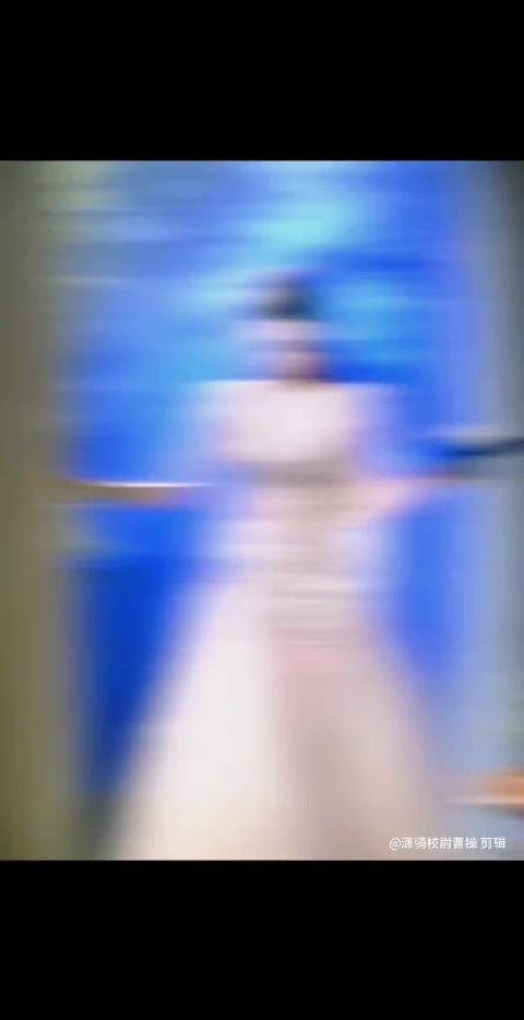 程潇微博之夜红毯造型太出圈了，在各大短视频平台拿下微博之夜相关的最高热度