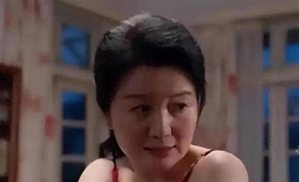 郑卫莉 59 岁定居武汉，素颜陪妈出行，对和杜淳关系冷淡已坦然