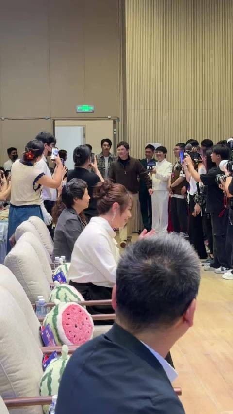 最好的搭档就是这样吧,沈腾马丽一见面就笑,连空气都变欢乐了