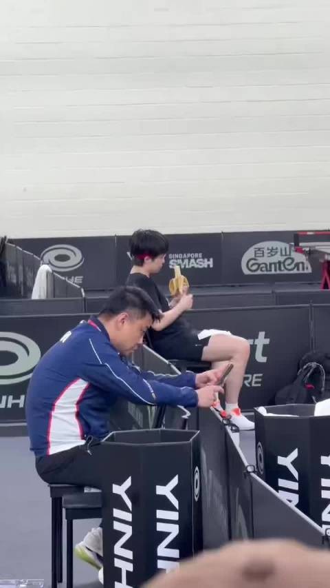 楚钦老师边吃香蕉边看雨果和他他他他他老婆训练