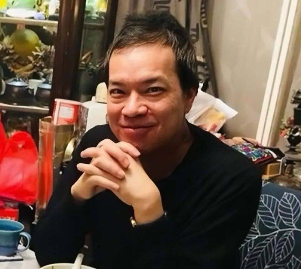 香港男星成心灵治疗师，曾到泰国剃度出家，两度确诊癌症割舌保命