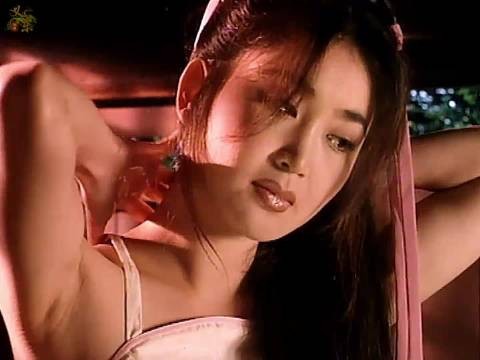 张守初偷看潘金莲洗澡，被金莲一块肥皂砸的眼发青