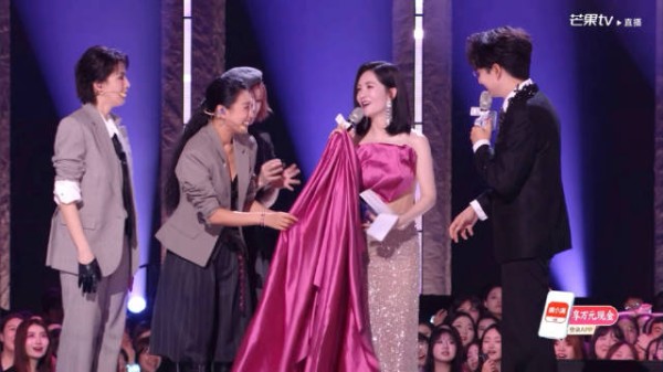 谢娜浪姐一公直播裙子被踩掉，现场机智接梗