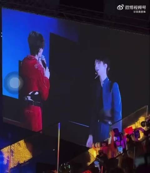 光影勾勒少年挺拔身形，空气壁咚动作分寸刚好，暧昧又温柔，比剧本更动人