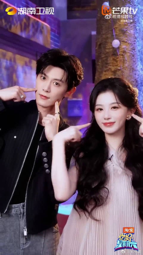 真没把观众当外人啊,两人跳《全部都是你》又贴贴又对视,氛围感直接拉满