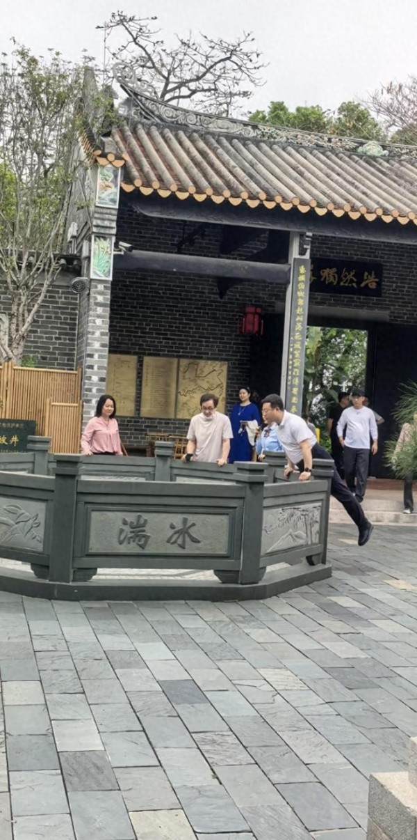 成龙现身惠州苏东坡祠，与43岁房祖名同框，手搭儿子肩膀树下休息