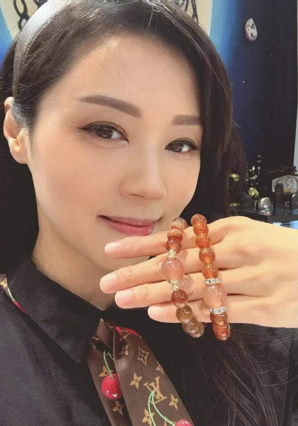 TVB前女艺人罕见曝光近况!已转行做占卜师,生娃时一度血崩险死