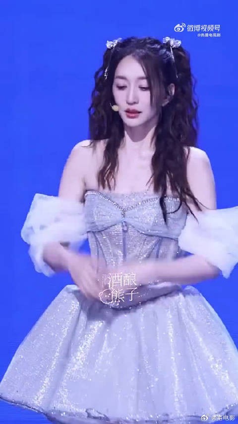 舞台又美又真实，李小冉认真唱歌的样子，真的越看越有魅力原来错怪李小冉了