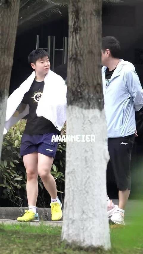 4月10号，孙颖莎结束训练下训，与邱贻可热聊