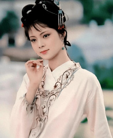 《红楼梦》:别再羡慕薛宝钗的完美了!她的体面,全是委屈撑出来的