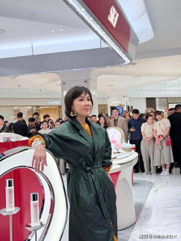 刘嘉玲都60岁了,线下商场拍到的生图,居然还像有股女强人范儿?