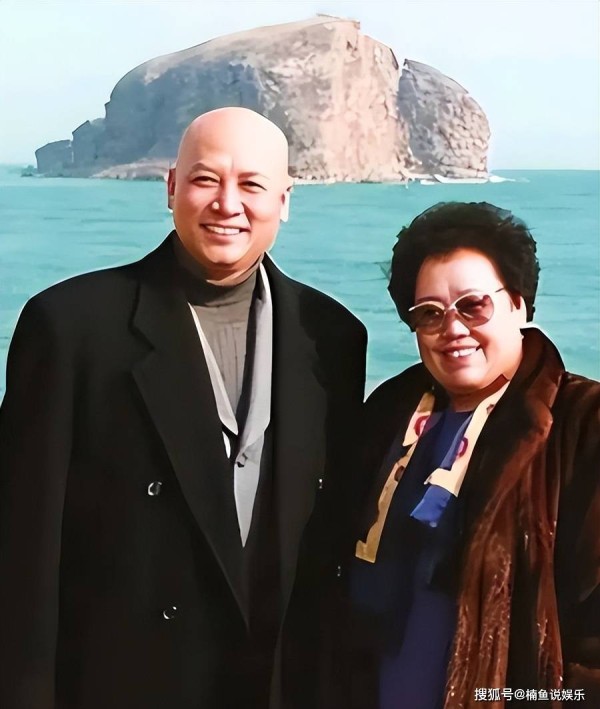 陈丽华追悼会现场！迟重瑞瘦了，马德华、白岩松、朱军现身送别