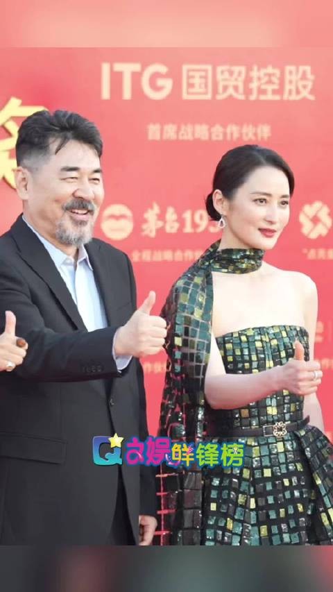 陈建斌与@蒋勤勤 携手亮相第38届金鸡百花电影节闭幕红毯,夫妻档好恩爱呀!