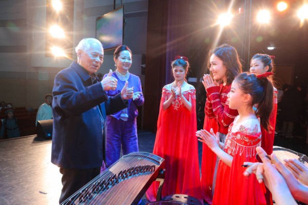 四代筝人以筝音传情，奏响92岁作曲家何占豪作品