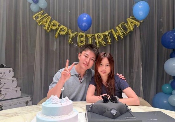 搜狐娱乐讯 12日晚，贾乃亮在社交平台上晒出与女儿的同框合照，并发文感谢女儿甜馨陪他一起过生日。