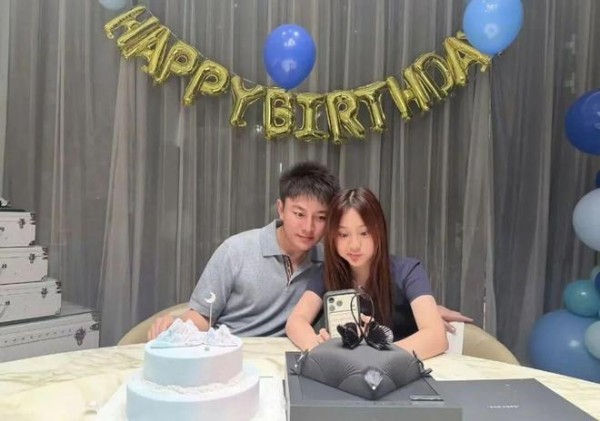 42岁贾乃亮生日获得女儿甜馨暖心陪伴，低调温馨的父女互动成为关注焦点。