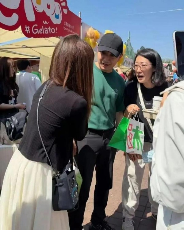 43岁尼格买提逛集市被偶遇，这胸肌饱满得十分吸睛