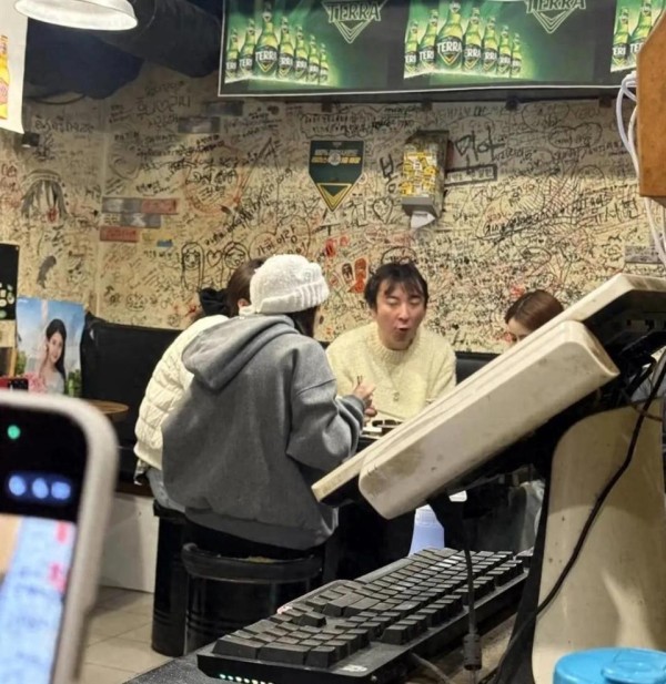 网友偶遇王思聪，他头发稀疏身边有三个女生，正牌女友懒懒又不在