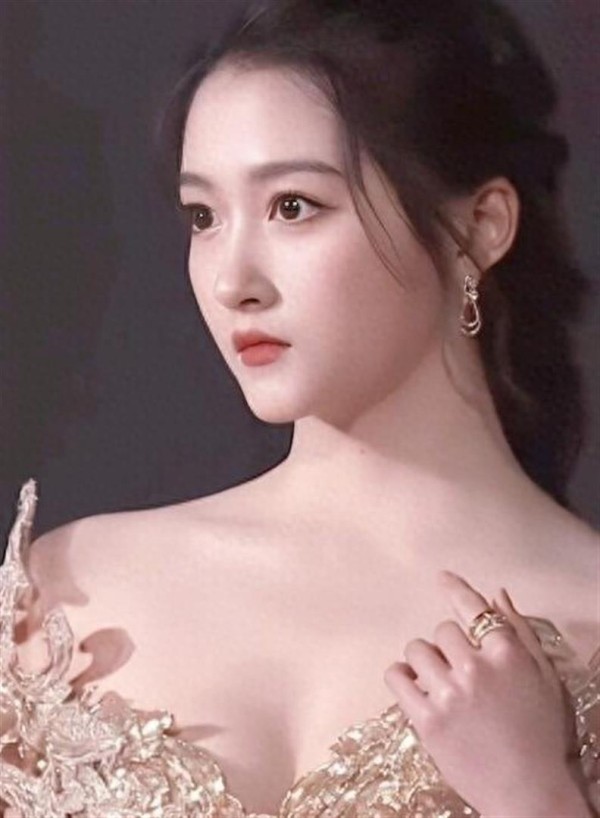 关晓彤独自喝酒那晚，全网开始编剧本，真相却没人关心