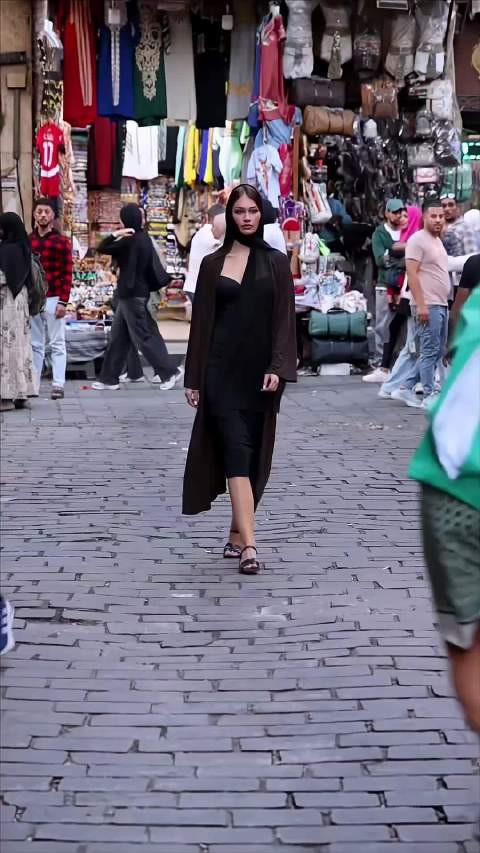 神秘女子红毯惊艳众人，独特气质引热议