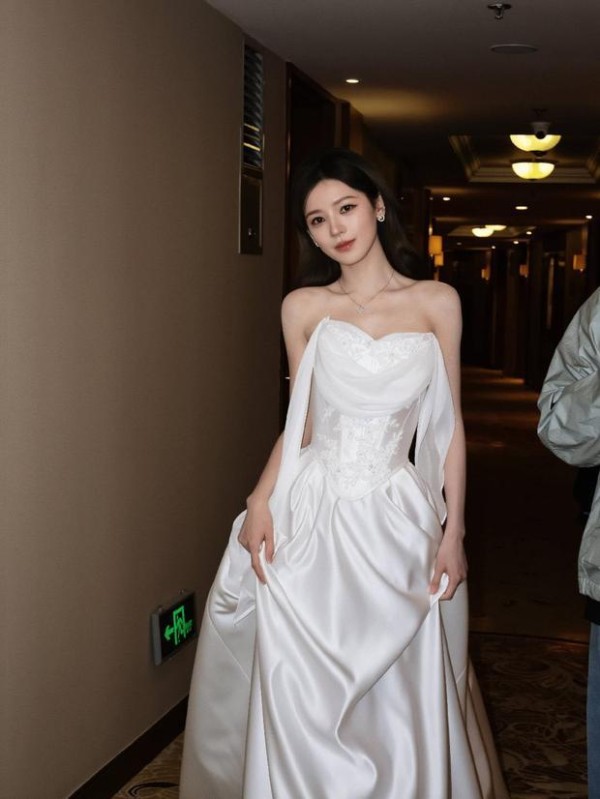 张予曦穿缎面白纱裙高级优雅