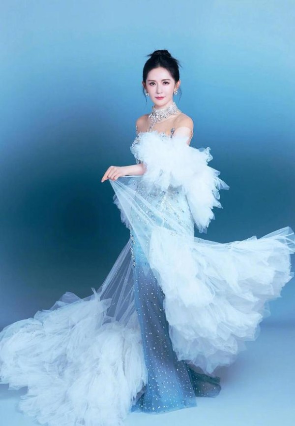 谢娜眼神沉静笃定,满满的冰雪女王范。